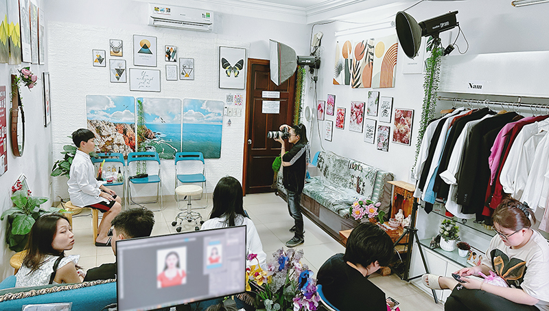 Không gian chụp ảnh thẻ thoáng mát rộng rãi